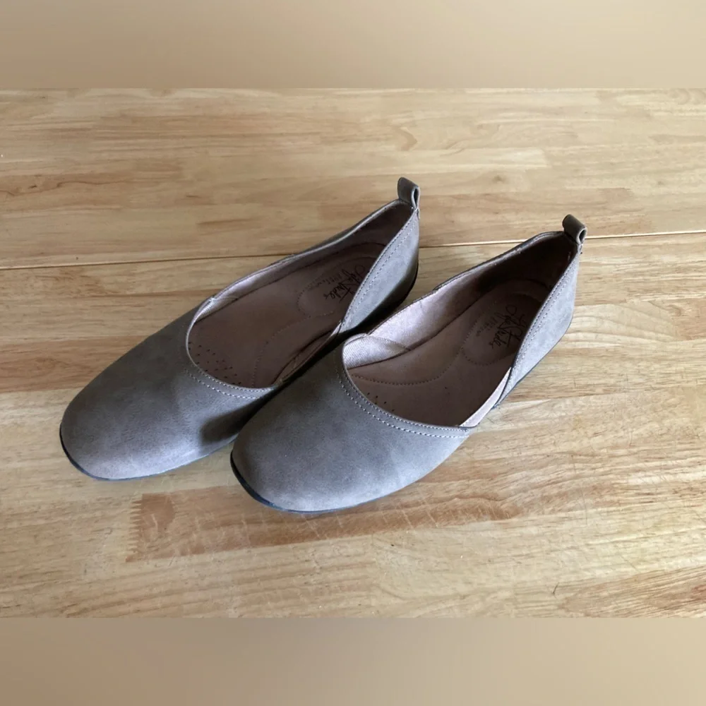 LifeStride soft system flats in size 9M in good condition light tan color